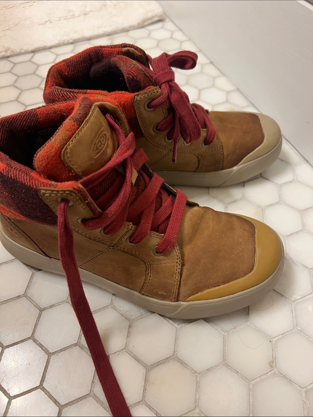 Keen Brown High-Top Boots with Red Laces, 6.5 - Picture 4 of 6